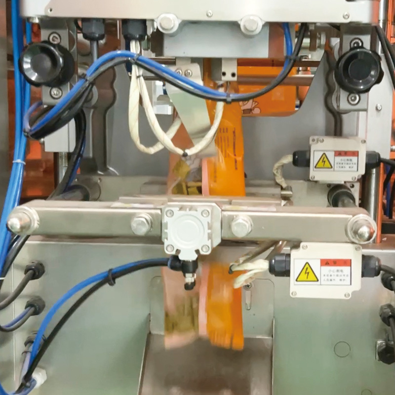 উচ্চ মানের উল্লম্ব স্বয়ংক্রিয় পরিমাণগত কণা স্ন্যাক ফুড সিলিং ফিলিং প্যাকিং ভিএফএফএস ওজন এবং প্যাকেজিং মেশিন