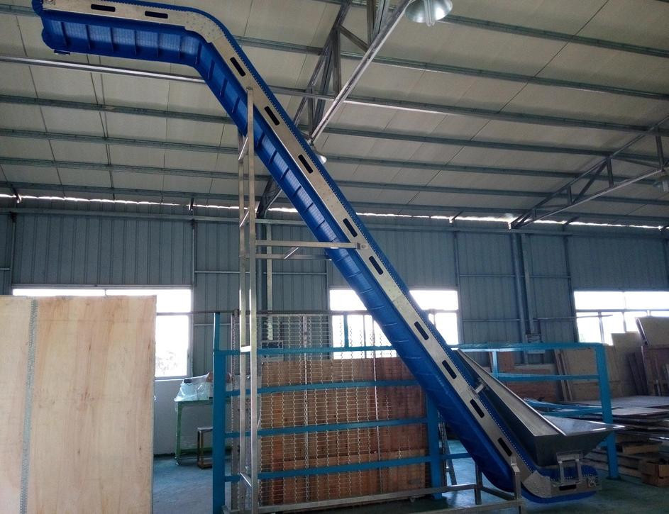 1.1KW ইনক্লাইন্ড কনভেয়র এস শেপ এলিভেটর স্টেইনলেস স্টীল 200L সংযুক্ত হপার