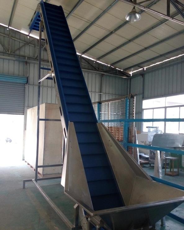 1.1KW ইনক্লাইন্ড কনভেয়র এস শেপ এলিভেটর স্টেইনলেস স্টীল 200L সংযুক্ত হপার