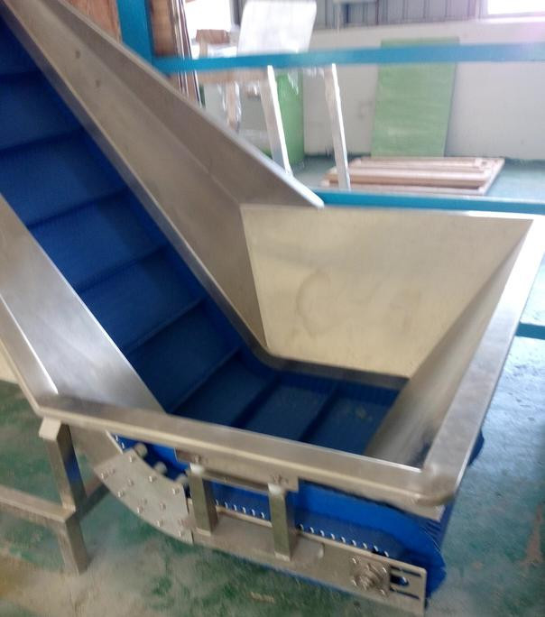 1.1KW ইনক্লাইন্ড কনভেয়র এস শেপ এলিভেটর স্টেইনলেস স্টীল 200L সংযুক্ত হপার